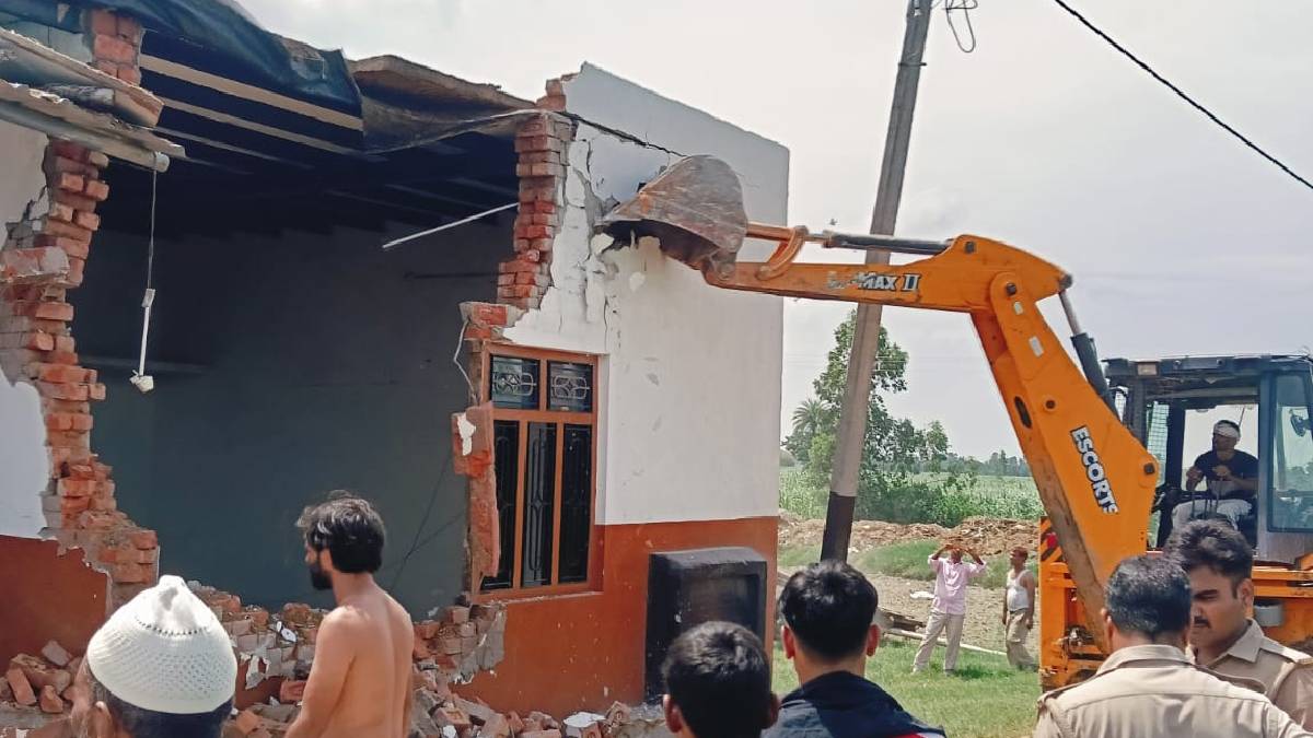 अमरोहा में अतिक्रमण पर प्रशासन की बड़ी कार्रवाई, 20 से अधिक मकानों पर चला बुलडोजर